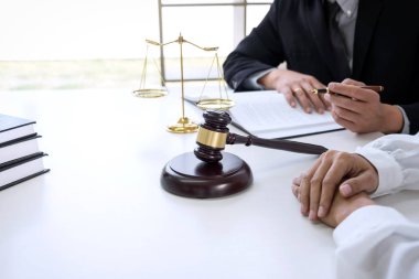 Müşteri Servisi iyi işbirliği, istişare erkek avukat ve iş insanlar müşteri, vergi ve gayrimenkul konsept şirket arasında.