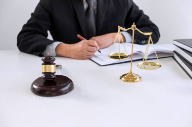 Tokmak, erkek avukat veya hukuk kitapları ile çalışma yargıç yakın çekim, modern ofis, hukuk ve adalet kavramı tablosundaki olgu sunumu.