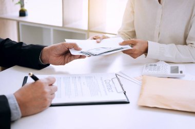 Rüşvet ve yolsuzluk kavramı, rüşvet dolar faturaları, anlaşmaya Emlak sözleşme anlaşma yaparken para zarfı veren işadamı şeklinde ve finansal kurumsal.