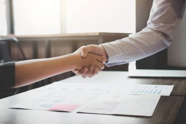 Toplantı ve sözleşme ve yeni projeler için her iki şirketin ticaret iyi bir anlaşma tartıştıktan sonra kavramı, iki emin iş anlaşması ve iş adamları tebrik.