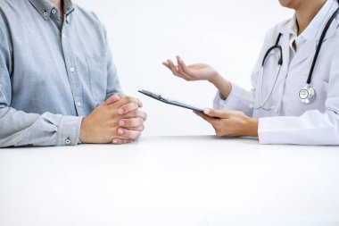 Hastaya danışmanlık sırasında bir geçmişi formu doldurarak doktor ve tedavi yöntemleri ve nasıl rehabilite için tavsiye.