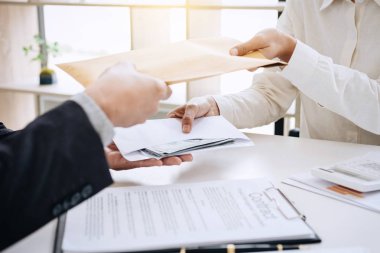 Rüşvet ve yolsuzluk kavramı, rüşvet dolar faturaları, anlaşmaya Emlak sözleşme anlaşma yaparken para veren işadamı şeklinde ve finansal kurumsal.