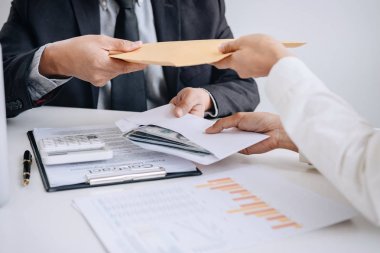 Rüşvet ve yolsuzluk kavramı, rüşvet dolar faturaları, anlaşmaya Emlak sözleşme anlaşma yaparken para veren işadamı şeklinde ve finansal kurumsal.