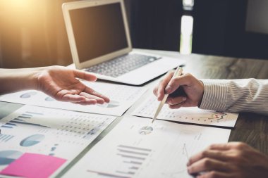 Çalışma konferans, mevcut toplantı iş takım, yeni planı mali grafik verilerini Office tartışırken yatırımcı meslektaşları Co.