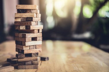 Ahşap blok Kulesi, alternatif risk kavramı, plan ve strateji iş, Risk için yapmak iş büyüme kavramı ile ahşap bloklar.