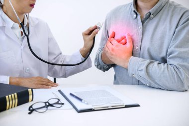 Kadın doktor kalp kontrol hastalarından biri yendi ve tedavi yöntemleri ve ilaç kullanmayı tavsiye.