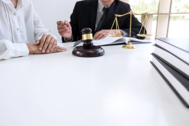 Müşteri Servisi iyi işbirliği, istişare erkek avukat ve iş insanlar müşteri, vergi ve gayrimenkul konsept şirket arasında.