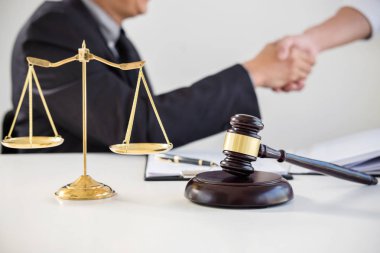 Erkek bir avukat ve işadamı müşteri, finansal yatırım, vergi ve gayrimenkul kavramı, karşılıklı müşteri servisi iyi işbirliği sonra şirket arasında Danışma.
