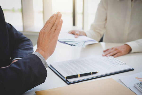 Концепция взяточничества и коррупции, отказ старшего менеджера от получения денег в конверте по договору, взятка в виде долларовых купюр
.