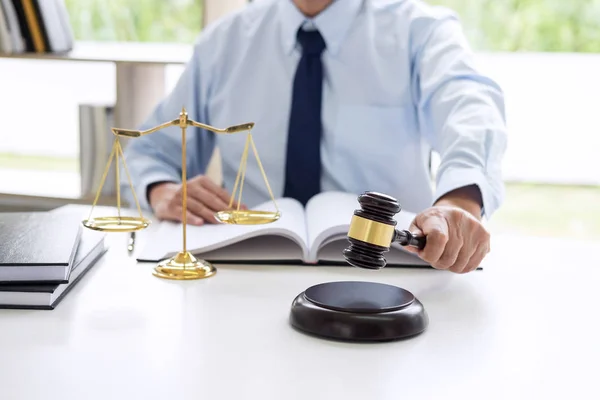 Juiz Martelo Com Escalas Justiça Advogados Sexo Masculino Que Trabalham — Fotografia de Stock