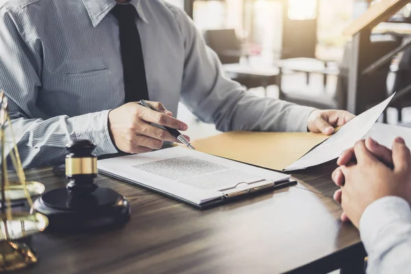 Hombre Negocios Abogado Masculino Juez Consultan Teniendo Reunión Equipo Con — Foto de Stock