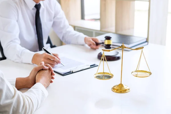 Geschäftsleute Oder Rechtsanwälte Die Sich Team Treffen Vertragsdokumente Besprechen Richter — Stockfoto