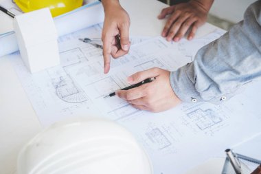 Mimar ya da toplantı planı ilerleme, inşaat ve yapı kavramı içinde mimari projesi için ortak çalışma.