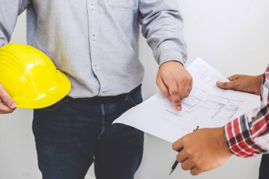 Mimar ya da toplantı planı ilerleme, inşaat ve yapı kavramı içinde mimari projesi için ortak çalışma.