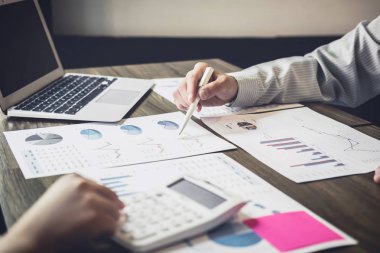 Toplantı başlangıç iş adamları, çalışma ve yeni plan proje ofisi, Girişimciler, beyin fırtınası, takım çalışması, tartışırken genç yaratıcı iş arkadaşlarınızla takım planları, profesyonel yatırımcı analiz.