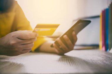 Online alışveriş web sitesi ve ödeme kredi kartı, Online ödeme ve alışveriş kavramı için akıllı telefon kullanan genç kadın görüntüsünü.