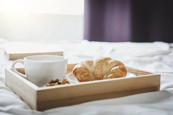 Reggel Csésze Kávé Croissant Tartalmaz Ágyon Régi Könyv — Stock Fotó