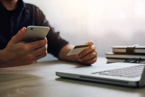 Mann Tippt Laptop Und Nutzt Smartphone Für Online Shopping Und — Stockfoto