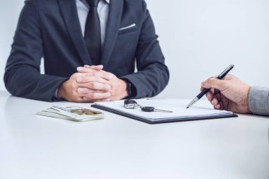 Adam müşteri araba belge sözleşme anlaşması, satın alma veya yeni araç satış başarılı araba kredi sözleşme imzalama.