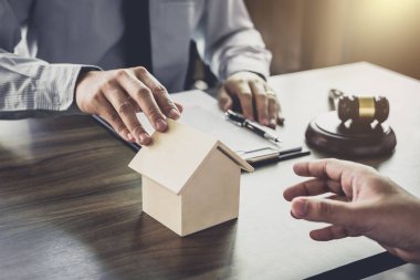 Ev kredisi sigorta, erkek avukat veya yargıç istemci ile danışmak ve hukuk kitapları ile çalışan office, hukuk ve adalet kavramı tablosundaki olgu sunumu.