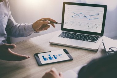 İki iş yürütme konferans sunum raporu yeni plan geliştirme iş dijital tablet kullanarak şirkette danışmanlık pazarlama.