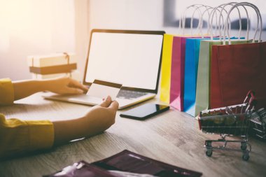 Genç kadın online web sitesi alışveriş ve kart ödeme kredi kartı, Online ödemeyi içeren ve konsept alışveriş dizüstü bilgisayar yazmaya.