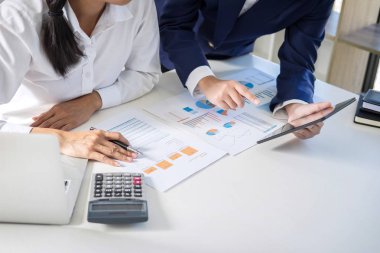 Ortak toplantılar ve brifing, başarı için büyümek çözümlenirken başlangıç çalışma iş arkadaşları Danışma ve konferans yeni strateji iş planı ve yatırım projesi geliştirme çalışması.