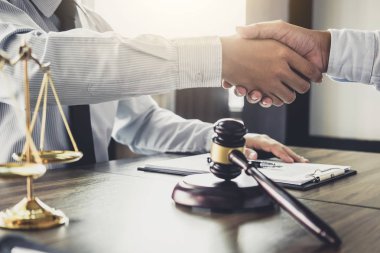 Karşılıklı iyi işbirliği, iş adamı el sıkışma erkek avukat sözleşme ve yeni projeler ticaret Emlak, Toplantı ve tebrik kavramı şirketi için iyi anlaşma tartışırken sonra sonra.