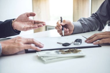 Satıcı göndermek anahtar müşteriye sonra adam araba belge sözleşme iyi bir anlaşma anlaşmadır, satın alma veya yeni araç satış başarılı araba kredi sözleşme imzalama.