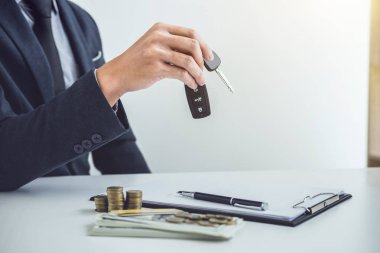 Satıcı göndermek anahtar için iyi bir anlaşma anlaşma sonra müşteri başarılı otomobil kredisi sözleşme satın alma veya satış yeni araç.