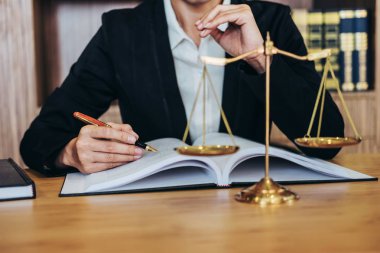 Tokmak ahşap masa ve kadın avukat ya da yargıç mahkeme tema, sözleşmede çalışma üzerinde Adalet ve hukuk kavramı.