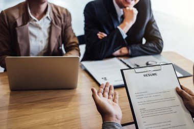Özgeçmişini holding ve iş görüşmesi sırasında oturan iki üst düzey yöneticisi profilinde hakkında açıklama iş adamı.
