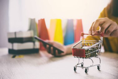 Alışveriş sepeti online alışveriş web sitesi için akıllı telefon kullanan genç kadın kadar yakın ve ödeme kredi kartı, Online ödeme ve alışveriş kavramı.
