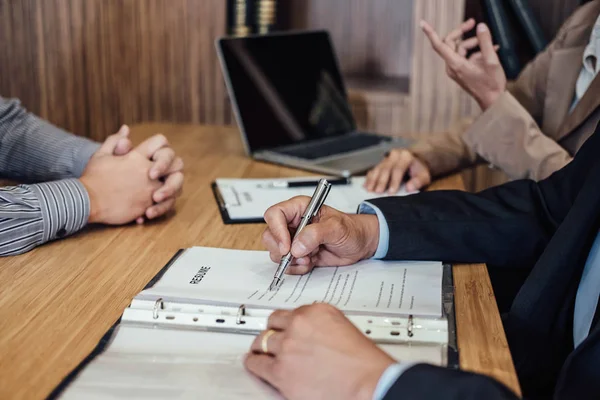 Deux Cadres Supérieurs Lisant Curriculum Vitae Lors Une Entrevue Emploi — Photo