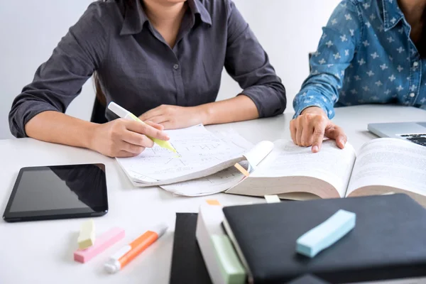 Eğitim, öğretim, öğrenme, teknoloji ve insan kavramı. İki lise öğrencileri veya sınıf arkadaşlarıyla yetişmeye çalışma kitabı öğrenme sınıf, arkadaş grubu öğretmen kitapları yardımcı olur arkadaş.