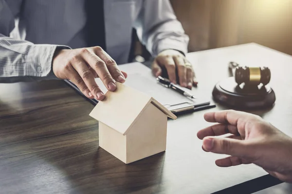 Ev kredisi sigorta, erkek avukat veya yargıç istemci ile danışmak ve hukuk kitapları ile çalışan office, hukuk ve adalet kavramı tablosundaki olgu sunumu.