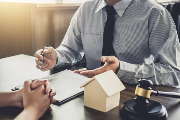 Home Loan Insurance Masculino Advogado Juiz Consultar Com Cliente Trabalhar — Fotografia de Stock