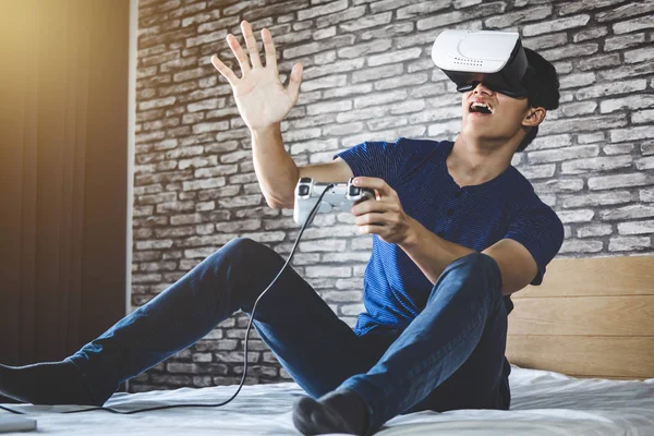 Hombre Joven Con Auriculares Realidad Virtual Gafas Jugando Videojuegos Apuntando —  Fotos de Stock