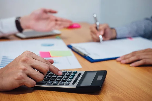 Dos Equipos Negocios Trabajando Discutiendo Inversión Financiera Informe Con Calcular —  Fotos de Stock