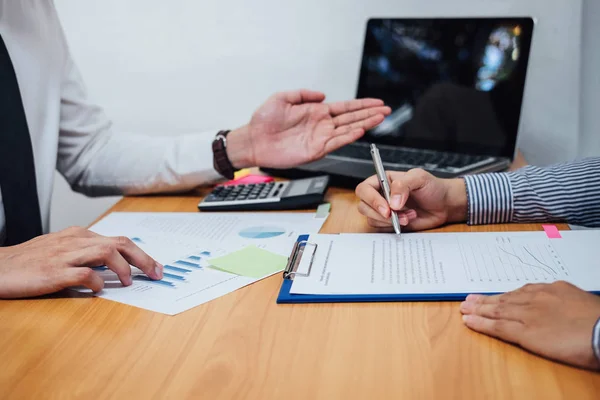 Twee Business Team Werken Financiële Investeringen Bespreken Verslag Met Berekenen — Stockfoto