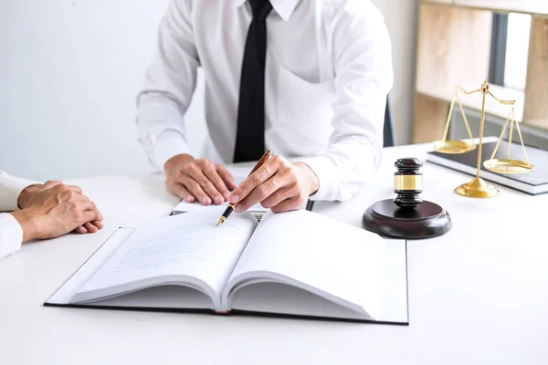 Empresários Advogado Com Reunião Equipe Discutindo Documentos Contrato Acordo Martelo — Fotografia de Stock