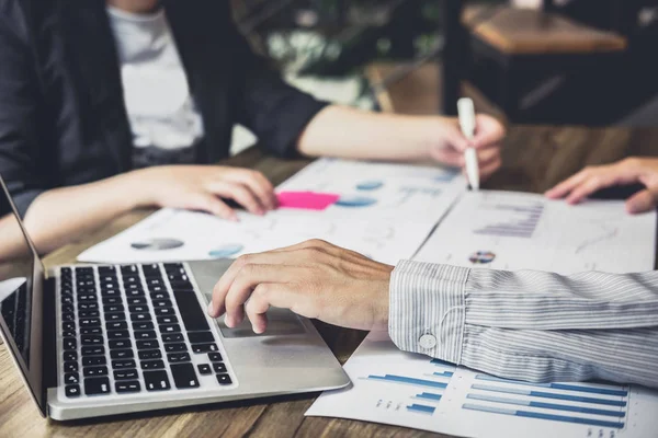 Çalışma konferans, mevcut toplantı iş takım, yeni planı mali grafik verilerini Office tartışırken yatırımcı meslektaşları Co.