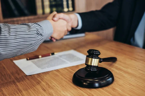 İyi işbirliği, iş adamı el sıkışma erkek avukat iyi bir anlaşma, sözleşme, Toplantı ve işbirliği kavramı tartışmaya sonra sonra el.