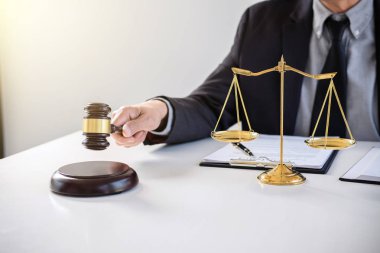 Erkek avukat veya hukuk kitapları, tokmak, modern ofis, hukuk ve adalet kavramı tablosundaki olgu sunumu ile çalışma yargıç.