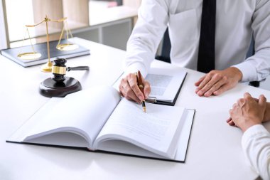 İş adamları veya avukat sözleşmesi sözleşme tartışırken takım toplantısı makaleler, Yargıç tokmak adalet avukatlar Hukuk Bürosu arka plan, yasal hukuk, tavsiye ve adalet kavramı ile.