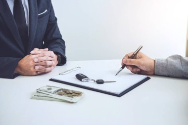 Adam müşteri araba belge sözleşme anlaşması, satın alma veya yeni araç satış başarılı araba kredi sözleşme imzalama.