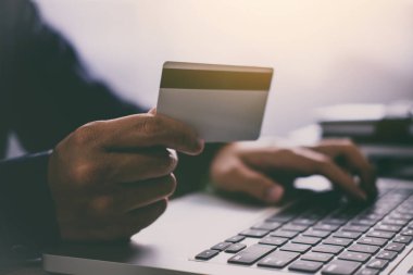 Ödeme kredi kartı, Online ödeme ve alışveriş kavramı ve online alışveriş için yazım dizüstü erkek.