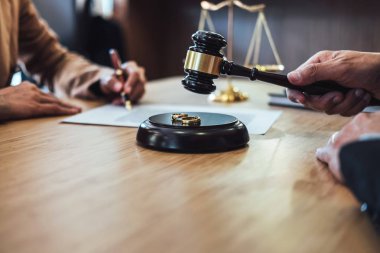 Yargıç tokmak, karar istişare bir işkadını ve erkek avukat ya da Yargıç danışmak boşanma belgeleri imzalama sahip arasında evlilik boşanma hukuku ve hukuk hizmetleri kavramı.