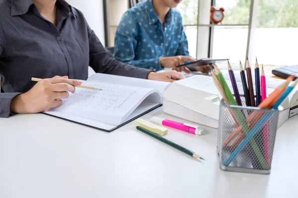 图像的失望 青年学生校园或同学帮助朋友赶上工作簿并学习辅导在教室里 教育办学理念 — 图库照片