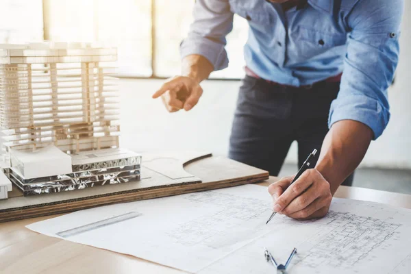 Bina ve araçlar çalışma sitedeki mühendislik inşaat kavramı, mimar veya blueprint, yeni proje planı için çalışan mühendis model.